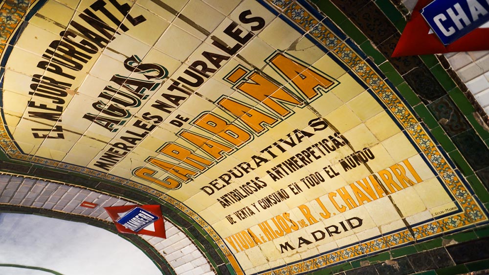 Azulejos publicitarios de la Estación de Metro de Chamberí.
