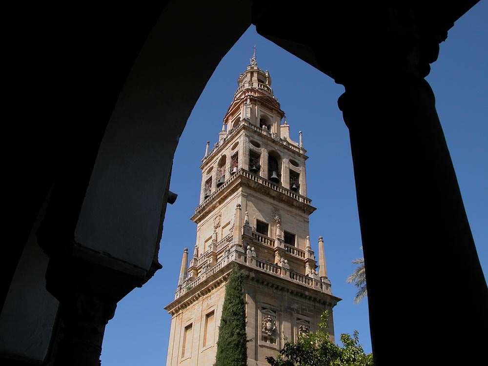 La Torre desde los pórticos del Patio de los Naranjos.